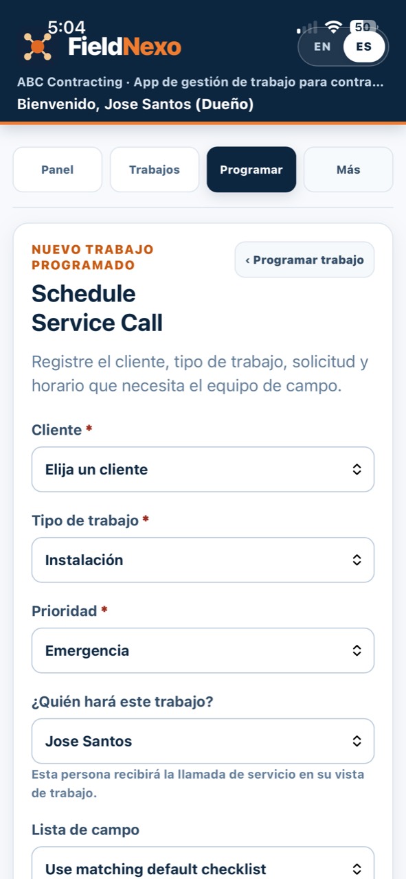 FieldNexo en un teléfono programando una llamada de servicio con cliente, tipo de trabajo, prioridad y persona asignada