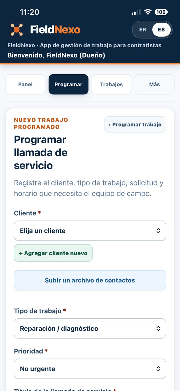 FieldNexo en un teléfono programando una llamada de servicio con cliente, tipo de trabajo y prioridad